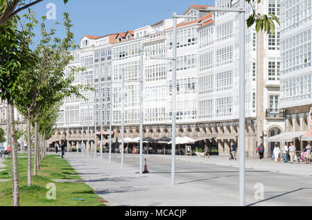 Vitrage en bois blanc traditionnel dans la rue principale de la Corogne, Galice, Espagne. Banque D'Images