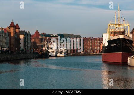 La rivière Motlawa canal avec des bâtiments de la vieille ville, Gdansk, Pologne Banque D'Images