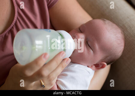 Bébé en biberon. Banque D'Images