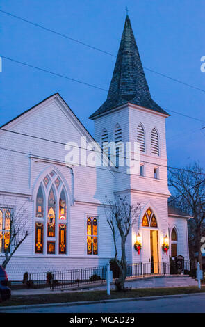 Au crépuscule de l'Eglise dans la ville historique de Beaufort, NC - vitraux attraper la lumière du soir. Serein, paisible et inspirant Banque D'Images