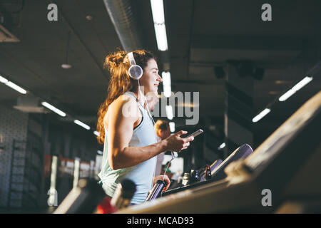 Thème Le Sport Et La Musique Une Belle Caucasian Woman Running In