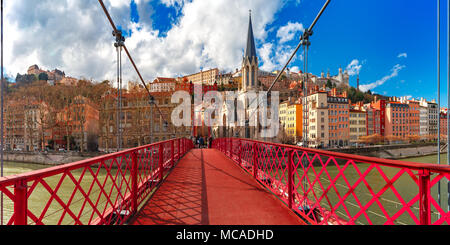 Église Saint Georges et passerelle, Lyon, France Banque D'Images