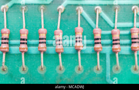 Rangée de résistances sur circuit board Banque D'Images