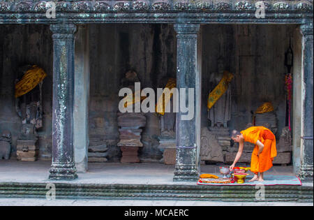Moine bouddhiste au Temple d'Angkor Wat à Siem Reap au Cambodge Banque D'Images