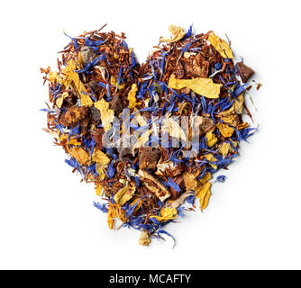 Forme du cœur de rooibos thé avec le bleuet et les tranches d'orange isolé sur fond blanc. Vue d'en haut. Close up. La haute résolution Banque D'Images