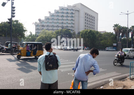 HYDERABAD, INDE - AVRIL 03,2018. Un homme se penche à cracher de côté, en attendant à une intersection à Hyderabad, Inde Banque D'Images