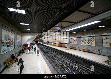 Le point de vue de la typique des tuiles qui décorent l'intérieur d'une station de métro à Lisbonne, Portugal Banque D'Images