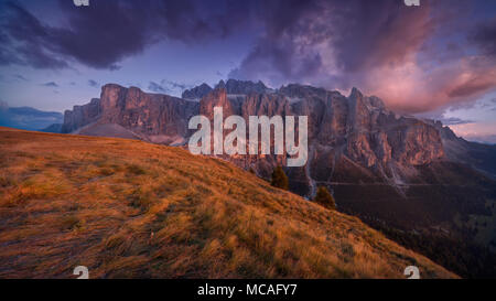 Belle vue sur les Dolomites en groupe Sella de montagnes en arrière-plan du cadre idyllique coucher du soleil. Banque D'Images