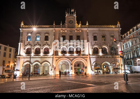 Une vue de la nuit de la façade de la gare de Rossio à Lisbonne, Portugal Banque D'Images