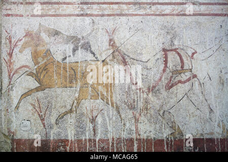 La chasse au chevreuil représenté dans la fresque de Lucane 370-360 BC de la tombe 1 de la Nécropole Gaudo sur l'affichage dans le musée archéologique de Paestum (Museo Archeologico di Paestum) à Paestum, en Campanie, Italie. Banque D'Images