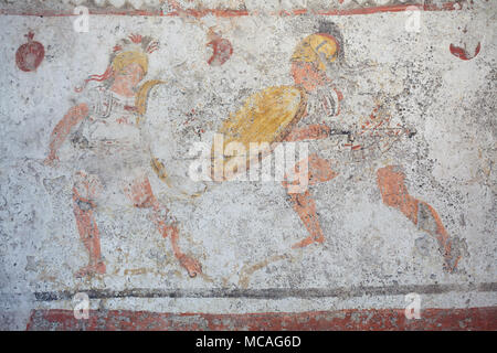 Duel de guerriers représentés dans la fresque du Lucane dans les dernières décennies du 4e siècle avant J.-C. à partir de la tombe 4 de la Nécropole Andriuolo en exposition dans le musée archéologique de Paestum (Museo Archeologico di Paestum) à Paestum, en Campanie, Italie. Banque D'Images