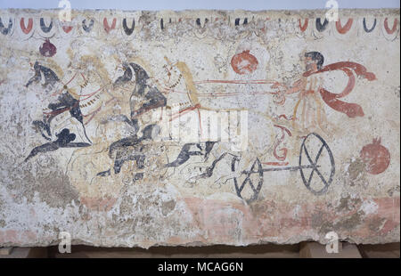 Biga Race (course de chars) décrite dans la fresque Lucane dès le 4ème siècle avant J.-C. sur l'affichage dans le musée archéologique de Paestum (Museo Archeologico di Paestum) à Paestum, en Campanie, Italie.