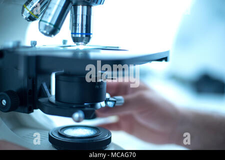 Matériel de laboratoire - Microscope optique.Microscope est utilisé pour mener des expériences de recherche, prévues, des démonstrations éducatives en médecine et d'h Banque D'Images