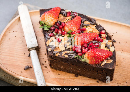Tranche de fraise avec brownie sain et grenade semences. Banque D'Images