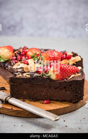 Décorées avec brownie sain des fruits et graines de grenade. Banque D'Images