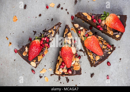 Tranches de gâteau brownie fait maison saine avec la fraise. Banque D'Images