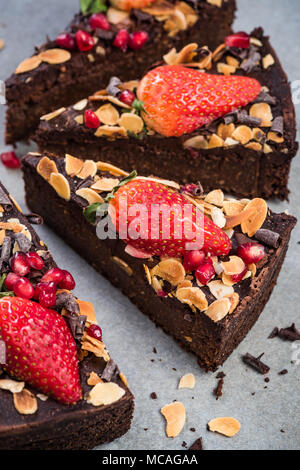 Tranches de gâteau brownie fait maison saine avec la fraise. Banque D'Images