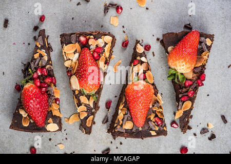 Tranches de triangle brownie au chocolat sain. Banque D'Images