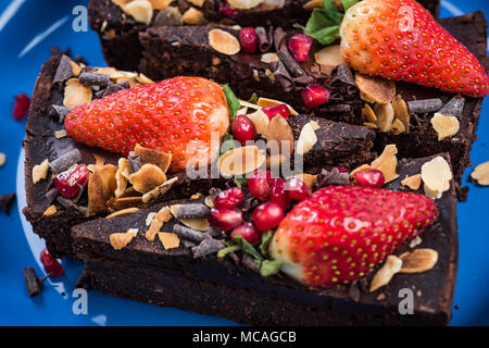 Brownie au chocolat et aux fraises en tranches sur la plaque Banque D'Images