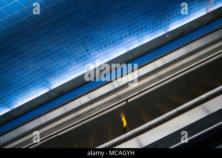 Le point de vue de la typique des tuiles qui décorent l'intérieur de la station de métro Parque à Lisbonne, Portugal Banque D'Images