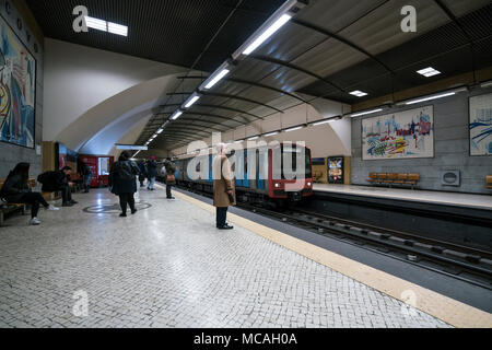 Le point de vue de la typique des tuiles qui décorent l'intérieur d'une station de métro à Lisbonne, Portugal Banque D'Images