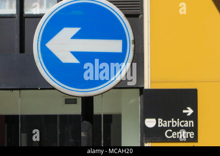 Une voie à gauche et un signe vers le Barbican Centre à droite Banque D'Images