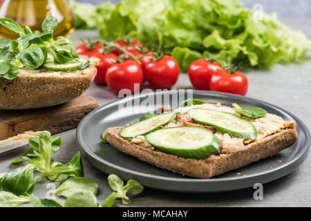 Faire des sandwich brunch. Banque D'Images