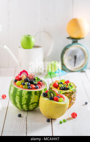 Salade de melon et ananas, pastèque sur tableau blanc Banque D'Images