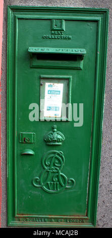 Fonte irlandais green post box en Irlande avec l'emblème V11 sur l'avant, couleur d'origine, la couleur aurait été rouge avant l'Etat libre. Banque D'Images