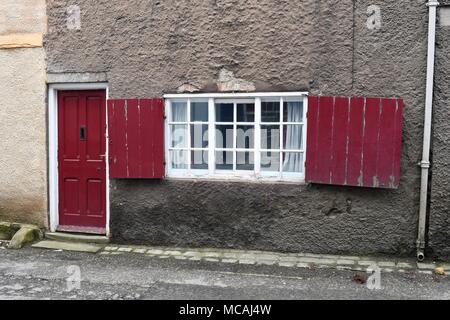 Maison sur l'Bailey à Durham avec volets et porte avant crimson Banque D'Images