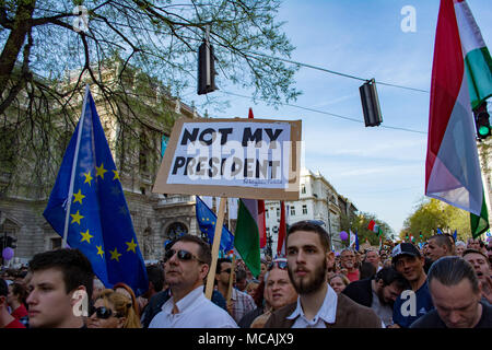 BUDAPEST, HONGRIE - le 14 avril 2018 : manifestation de protestation politique contre le gouvernement récemment élu pour la démocratie "réelle". Le rallye a été organi Banque D'Images