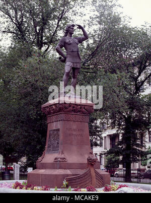 Cette statue en bronze de taille s par Lief Eriksson, les Vikings explorer que l'on croit être le premier Européen à mettre le pied sur l'Amérique du Nord. Situé à l'origine de donner sur la Charles River, Eriksson se dresse au sommet d'un rocher et se protège les yeux comme si l'arpentage du terrain peu familier. Deux plaques de bronze sculpture sur la base de l ?montrent Eriksson et son équipage le débarquement sur une côte rocheuse et, plus tard, le partage de l'histoire de leur découverte. Lorsque Boston philanthrope Eben N. Horsford commandé la statue, certaines personnes croyaient que Eriksson et son équipage débarquèrent sur la côte du Massachusetts et fondent leur settlem Banque D'Images