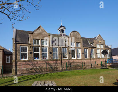 La partie ancienne de l'école primaire Letham, construit à l'époque victorienne, et encore en usage aujourd'hui dans le petit village de Letham, Angus en Écosse. Banque D'Images