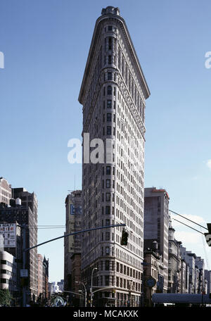 Le Flatiron Building, à l'origine l'Édifice Fuller, est situé au 175, 5e Avenue dans le quartier de Manhattan, New York City, et est considéré comme un gratte-ciel. À la fin de 1902, il a été l'un des plus hauts bâtiments de la ville et l'un des deux gratte-ciel au nord du 14e rue ? L'autre étant la Metropolitan Life Insurance Company Tower, un bloc à l'Est. Le bâtiment est situé sur une île triangulaire-bloc formé par la Cinquième Avenue, Broadway et la 22e Rue Est, avec la 23e Rue, le triangle du nord du pâturage (uptown) maximum. Qu'avec de nombreux autres bâtiments en forme de coin Banque D'Images