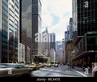 Park Avenue est un large boulevard qui porte du nord- et la circulation en direction sud dans la région de New York. C'est aussi un vaste une paire dans le Bronx. Pour la plupart de sa longueur à Manhattan, c'est parallèle à Madison Avenue à l'ouest et de Lexington Avenue à l'Est. La rue était autrefois appelé Quatrième Avenue sur toute sa longueur, et s'appelle toujours qu'au-dessous de la 14ème rue entre la 17e et la 32e Rue il s'appelle Park Avenue South. La section entre la 17e Rue et Broadway/14e rue s'appelle Union Square à l'Est. Dans le Bronx, elle s'exécute dans plusieurs segments entre Majo Banque D'Images