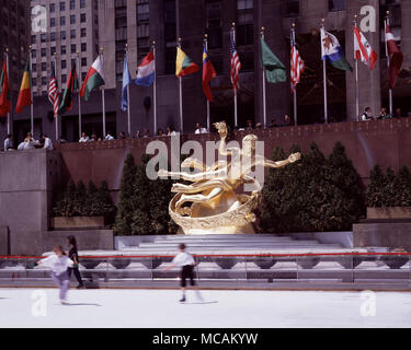 En bronze du modèle original de la statue de Prométhée au Rockefeller Center, cette sculpture Prométhée est dorée à la main dans des feuilles d'or 24K, et porte la signature du sculpteur, P. Manship. À ce jour, seuls quatre maquettes Prométhée existent, deux dans des collections privées, l'une dans le Smithsonian Institute et l'un au Musée d'Art. Banque D'Images