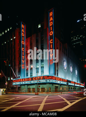Son nom était prévue à l'origine International Music Hall. Le nom du Radio City et le Radio City Music Hall découlent de l'un des premiers locataires du complexe, la Radio Corporation of America. Le Radio City Music Hall a été un projet de Rockefeller ; Samuel Roxy Rothafel, qui a déjà ouvert le Roxy Theatre en 1927 ; et RCA Président David Sarnoff. RCA a développé de nombreux studios de NBC à 30 Rockefeller Plaza, juste au sud de la salle de musique, et la radio-TV complexe que le carême la musique de son nom est encore connu sous le nom de Radio City studios NBC. Banque D'Images
