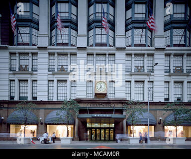 Macy's Herald Square, à l'origine connu sous le nom de R. H. Macy et le magasin de la compagnie, est le navire amiral de grands magasins Macy's Herald Square, situé sur la région de Manhattan, New York. Le bâtiment est de 2,2 millions de pieds carrés (près de 205 000 mètres carrés) en ont fait le plus grand grand magasin depuis 1924 jusqu'en 2009. En 2011, le magasin est au site pour 110 ans. Banque D'Images