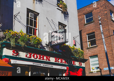 DUBLIN, IRLANDE - avril 14th, 2018 : des pubs irlandais traditionnels le long des rues du centre-ville de Dublin Banque D'Images