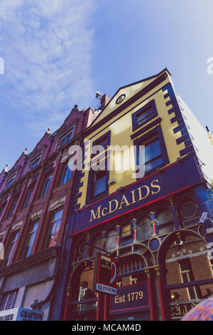 DUBLIN, IRLANDE - avril 14th, 2018 : des pubs irlandais traditionnels le long des rues du centre-ville de Dublin Banque D'Images