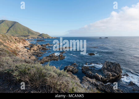 Vues à partir de la 17-Mile Drive, une route pittoresque à travers Pacific Grove et plage de galets sur la péninsule de Monterey en Californie Banque D'Images