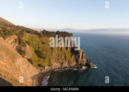 Vues à partir de la 17-Mile Drive, une route pittoresque à travers Pacific Grove et plage de galets sur la péninsule de Monterey en Californie Banque D'Images