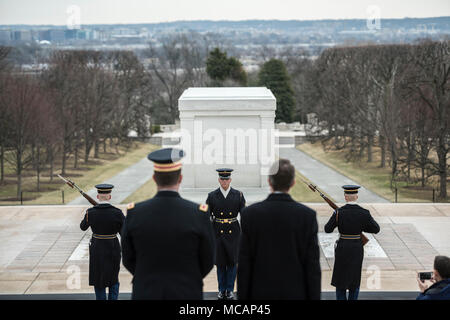 Le Secrétaire à la défense britannique Gavin Williamson (à droite) et le colonel Jerry Farnsworth (à gauche), chef d'état-major de l'armée, les cimetières militaires nationales et Arlington National Cemetery (ANC) montres la relève de la garde sur la Tombe du Soldat inconnu au cimetière national d'Arlington, Arlington, Virginie, le 1 février 2018. C'est Williamson's première visite à l'ANC, où il a rencontré les hauts dirigeants de l'ANC et a visité l'Amphithéâtre Memorial Afficher prix. (U.S. Photo de l'armée par Elizabeth Fraser / Arlington National Cemetery / relâché) Banque D'Images