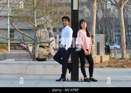 Couple dans le campus de l'université obtenir dans un mode romantique Banque D'Images