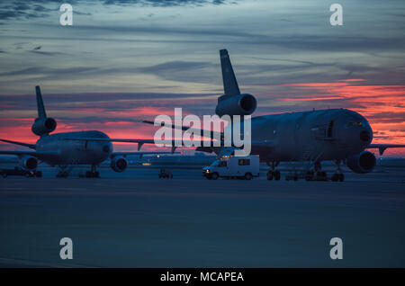 Deux KC-10 Extender sont stationnés sur le tarmac lors d'un lever tôt le matin à Travis Air Force Base, en Californie, le 1 février 2018. (U.S. Air Force photo par Louis Briscese) Banque D'Images