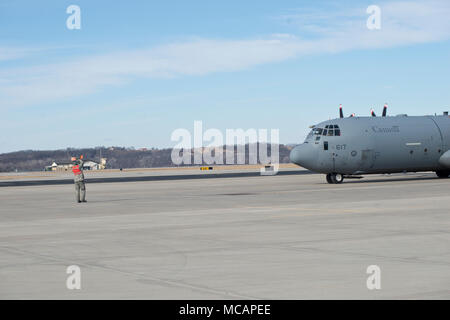 Une 139e Airlift Wing maréchaux un membre Royal Canadian Air Force CC-130J à Rosecrans Memorial Airport, St Joesph, Février 1, 2018 Ve après un vol d'entraînement pour le Traité sur le régime "Ciel ouvert". Le personnel de la United States, Canada, Royaume-Uni, la France et la République tchèque ont participé à ce vol conçu pour promouvoir la coopération internationale et de la transparence. (U.S. Air National Guard photo/Tech. Le Sgt. John Hillier) Banque D'Images