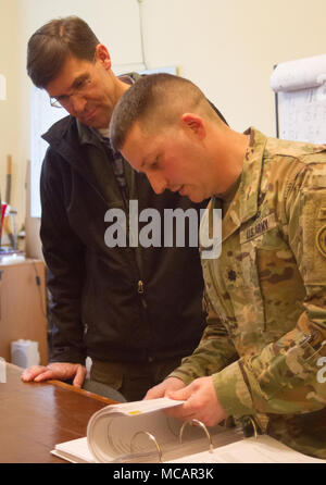 L'viv, Ukraine - Mark T. Esper, le secrétaire de l'Armée commentaires documents de formation avec le Lieutenant-colonel William Murphy, le 2e Escadron, 101e régiment de cavalerie, commandant au cours d'une visite au Centre d'instruction au combat de Yavoriv ici le 2 février. En ce moment plus de 220 soldats de l'Infanterie de New York 27e Brigade Combat Team sont déployés à l'Ukraine où ils travaillent main dans la main avec l'armée ukrainienne dans leurs efforts vers l'obtention de son objectif de l'interopérabilité de l'OTAN. (U.S. Photo de l'armée par le Sgt. Alexander Recteur) Banque D'Images