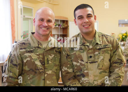 L'viv, Ukraine - Le Lieutenant-général Christopher Cavoli, commandant de l'armée américaine l'Europe, pose pour une photo avec la CPS. Kevin Morales, un opérateur de transport à moteur affectés au groupe multinational interarmées - Ukraine, lors d'une visite au Centre d'instruction au combat de Yavoriv (CCT) ici, le 1 février. En ce moment plus de 220 soldats américains sont affectés à l'JMTG-U, où ils travaillent main dans la main avec l'armée ukrainienne, qui s'efforce vers son objectif d'atteindre l'interopérabilité de l'OTAN. (U.S. Photo de l'armée par le Sgt. Alexander Recteur) Banque D'Images