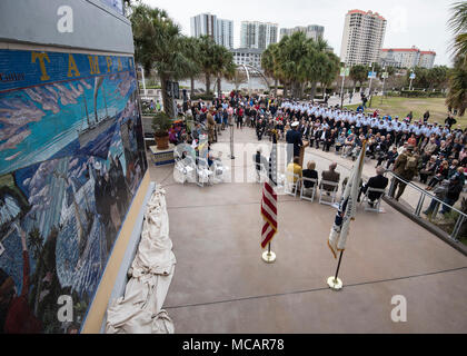 Le SMA de la Garde côtière canadienne. Karl Schultz, commandant de la région de l'Atlantique, témoigne de la Garde côtière ont du garde-côte américain moderne Tampa lors d'un dévouement memorial Samedi, 3 février, 2018 à Tampa Bay History Center, permettant à l'équipage de la Garde côtière canadienne Tampa tués dans la PREMIÈRE GUERRE MONDIALE. Le nouveau mémorial, un 10-par-22 pieds mosaïque vitrail apposé sur le centre a été dévoilé et Bob Buckhorn, Maire de Tampa, Sandy, Mourmansk, Présidente de la Commission du comté de Hillsborough U.S. Rep. Kathy Castor et C.J. Roberts, le directeur général du centre d'histoire, donné tous les commentaires faits pendant la cérémonie. (U.S. L'autre G Banque D'Images