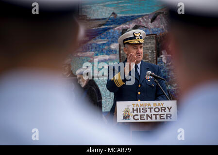 Le SMA de la Garde côtière des États-Unis. Karl Schultz, commandant de la région de l'Atlantique, témoigne de la Garde côtière ont du garde-côte américain moderne Tampa lors d'un dévouement memorial Samedi, 3 février, 2018 à Tampa Bay History Center, permettant à l'équipage de la Garde côtière canadienne Tampa tués dans la Première Guerre mondiale le nouveau mémorial, un 10-par-22 pieds mosaïque vitrail apposé sur le centre a été dévoilé et Bob Buckhorn, Maire de Tampa, Sandy, Mourmansk, Présidente de la Commission du comté de Hillsborough U.S. Rep. Kathy Castor et C.J. Roberts, le directeur général du centre d'histoire, donné tous les commentaires faits pendant la cérémonie. Banque D'Images